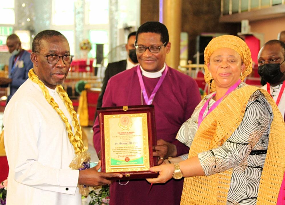 Okowa receiving the award